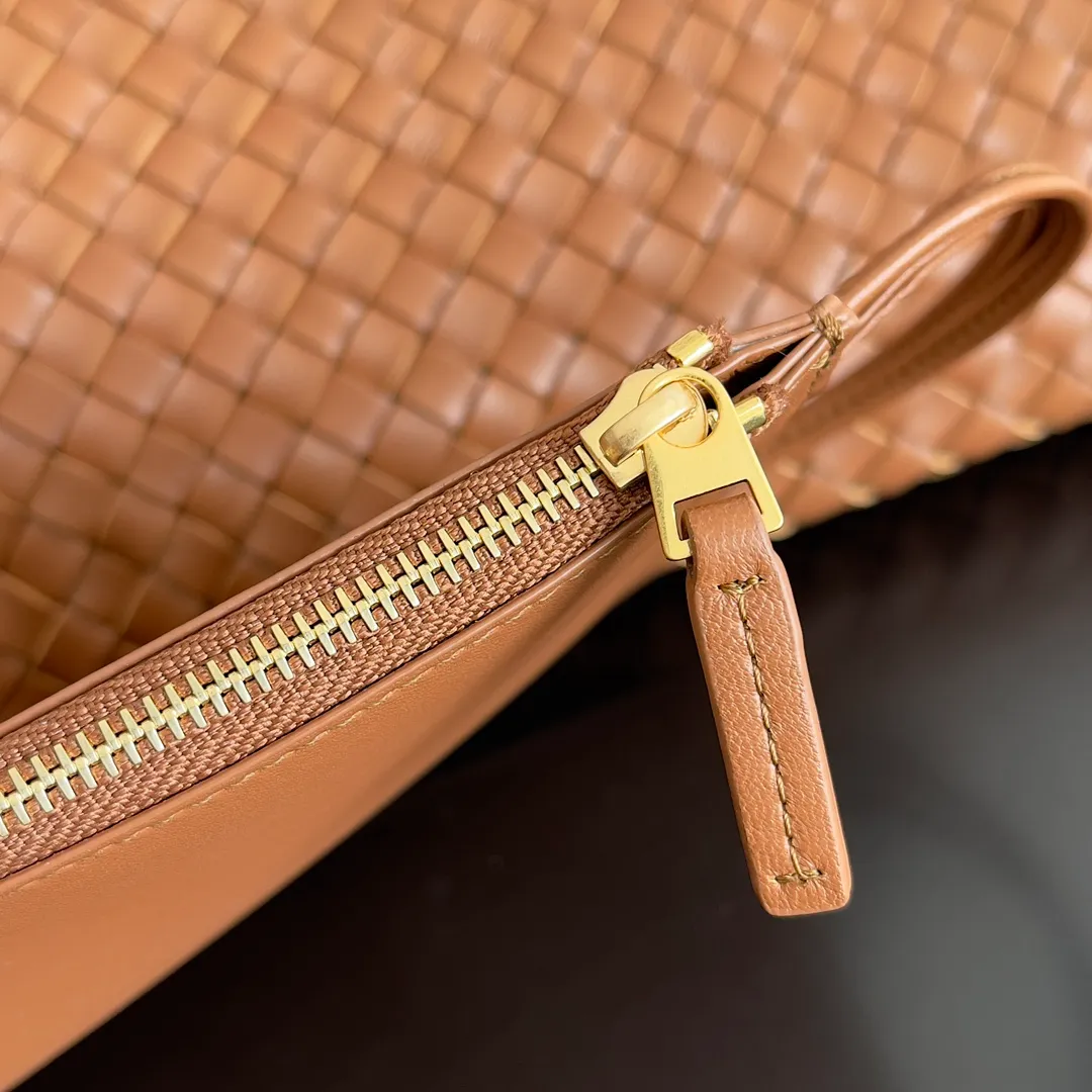 Batch 2860 Classic returns... (large size 51cm) • Cabat, born in 2001, is one of the most iconic styles of the Bottega Veneta workshop. The whole bag is made of top-grade imported lambskin. There is no exposed logo on the whole bag, but with the classic wide woven elements, you can tell who it belongs to at a glance! Can be carried on one shoulder, very practical! Style number: 608811 Size: 51*18*28